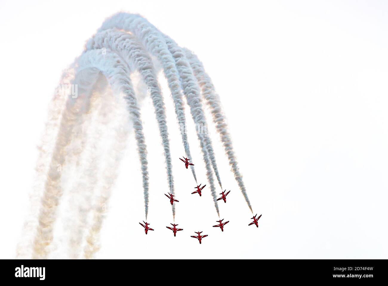 Frecce rosse Visualizza volo di squadra sopra il resort vacanze Lyme Regis Foto Stock