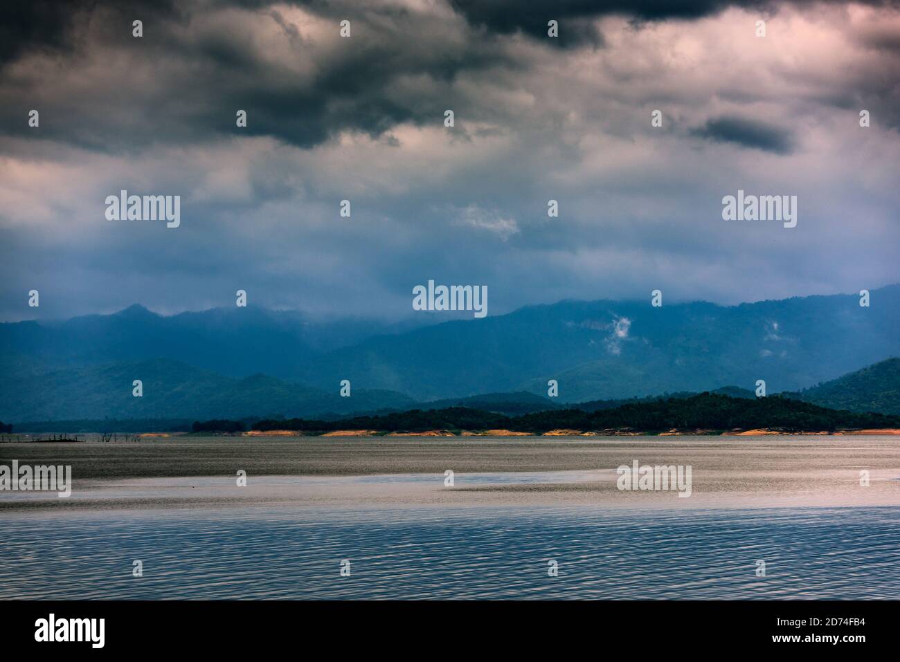 Luce mistica al mattino presto a Dam thailandia. Orizzontale Foto Stock