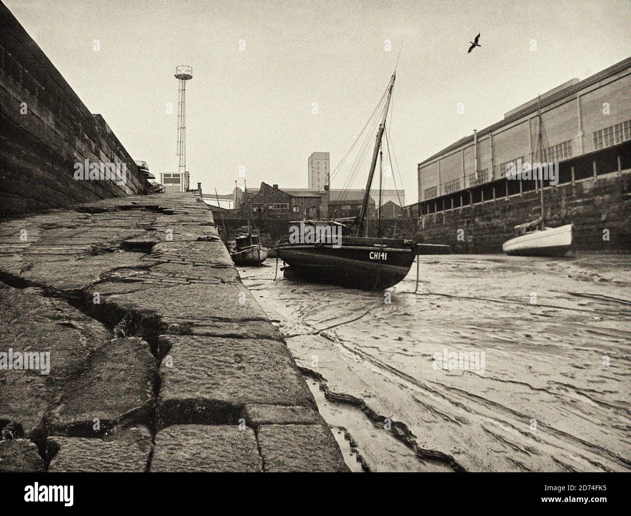 Fotografia d'epoca di circa il 1976 del Bacino Sud dei traghetti, un bacino maremale collegato direttamente al fiume Mersey. Il bacino fu costruito intorno al 1817-23 per essere utilizzato da pescatori e traghetti per Tranmere e/o New Ferry sulla penisola di Wirral. Questo piccolo bacino era conosciuto anche localmente come il "Cocklehole" ed era un luogo che Liverpool cedette ai poveri scarafaggi e ostriche per l'ormeggio e la riparazione delle loro barche, mentre il porto principale di Liverpool gestiva il grande commercio, Merseyside, Inghilterra. Foto Stock