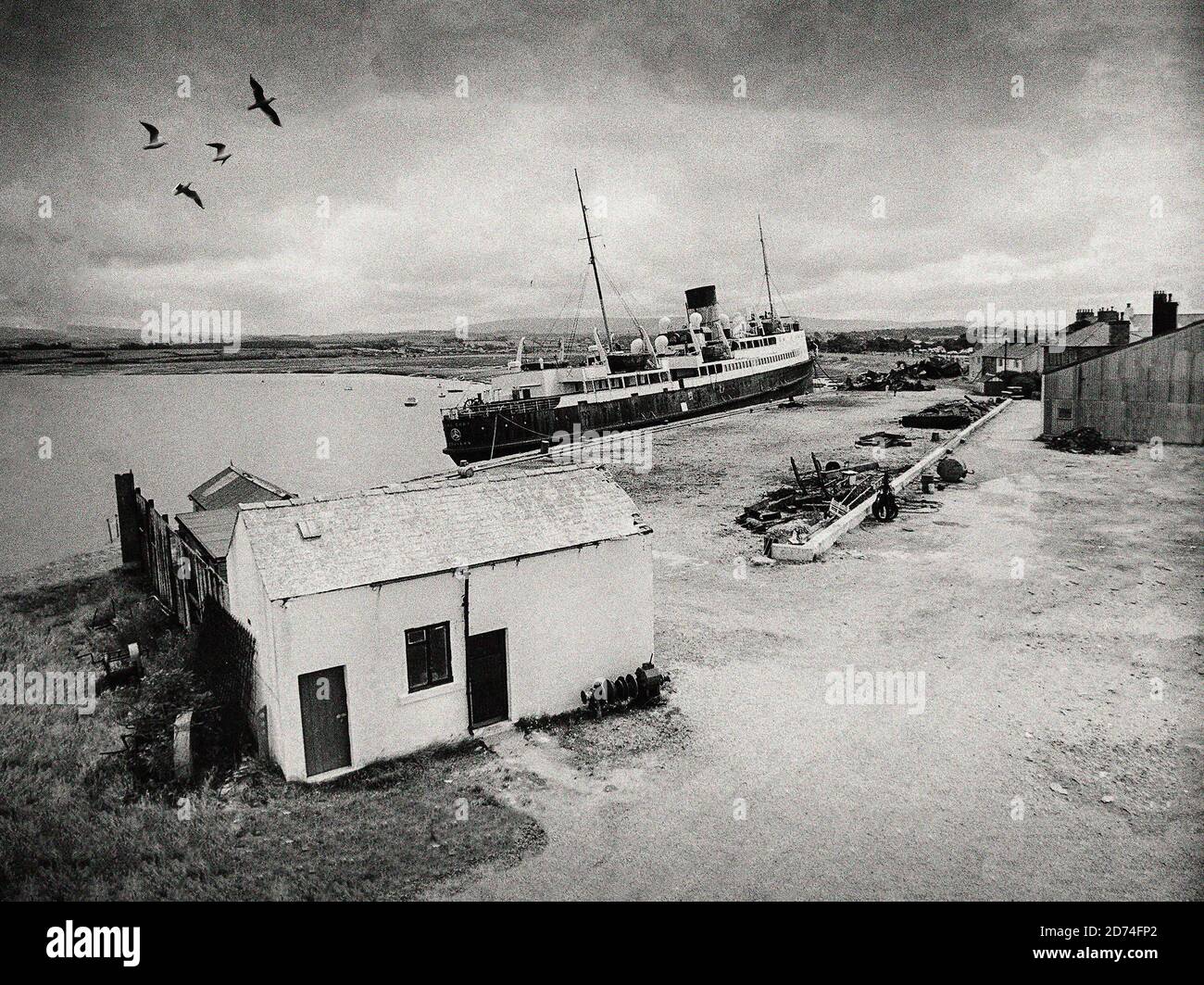 Fotografia d'epoca dal 1975 del Re Orry IV a Glasson Dock, Lancashire, Inghilterra. Costruita per l'Isle of Man Steam Packet Company nel 1946, ha fatto la sua traversata finale da Douglas nell'agosto 1975. Mentre era in attesa di scioglimento, la nave si staccò dal suo ormeggio durante una grave tempesta e si arenò nell'estuario delle Lune, venendo a riposare sulle pianure di fango. Rilocata nell'aprile 1976, è stata finalmente scomposta nel 1979. Foto Stock