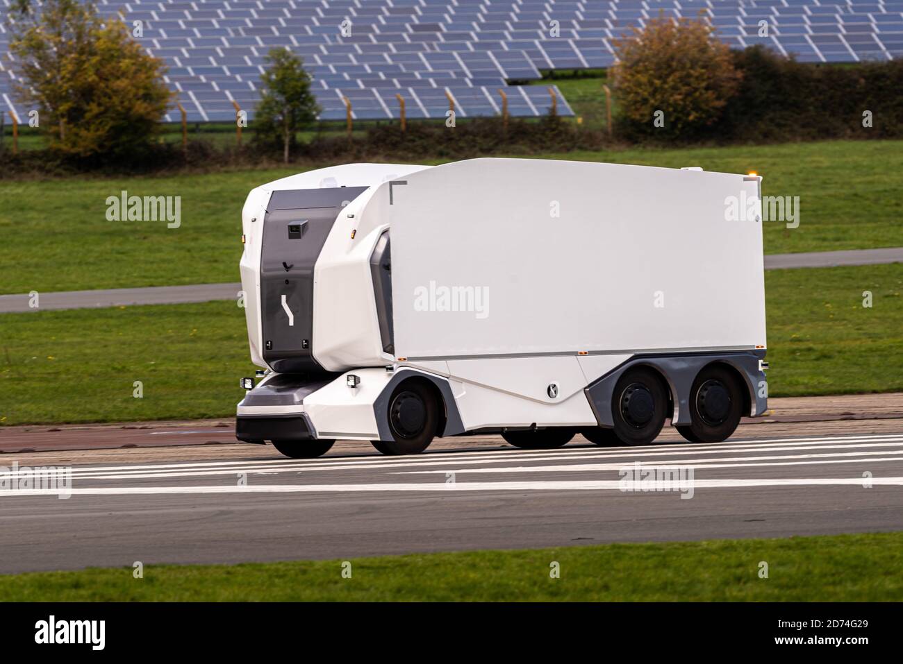 Autocarro elettrico senza conducente svedese Einride, furgone autonomo, pannelli solari di passaggio, pista di prova Top Gear, Dunsfold Aerodrome, Surrey, Regno Unito Foto Stock