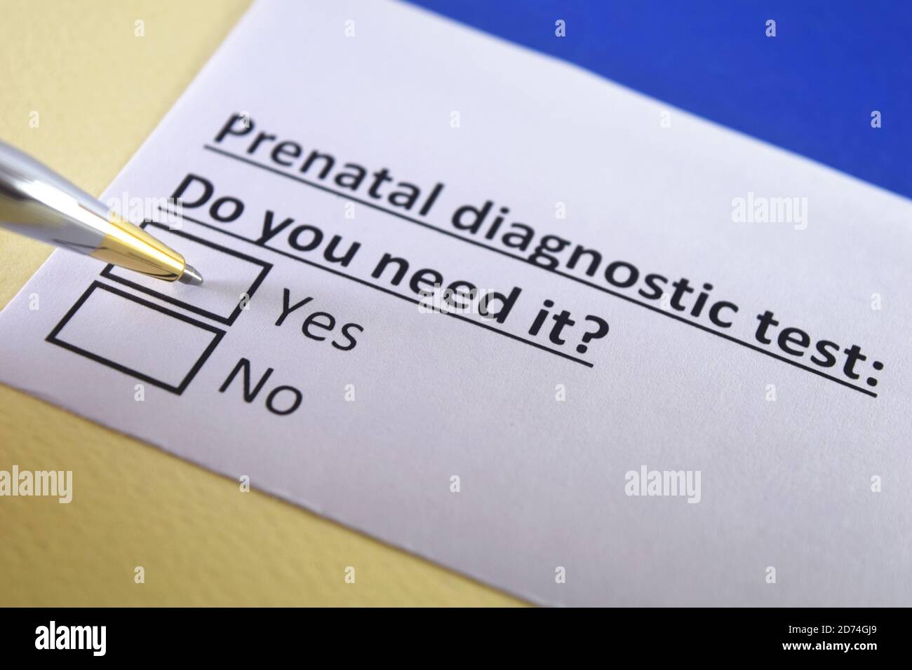 Una persona sta rispondendo alla domanda sul test diagnostico prenatale. Foto Stock