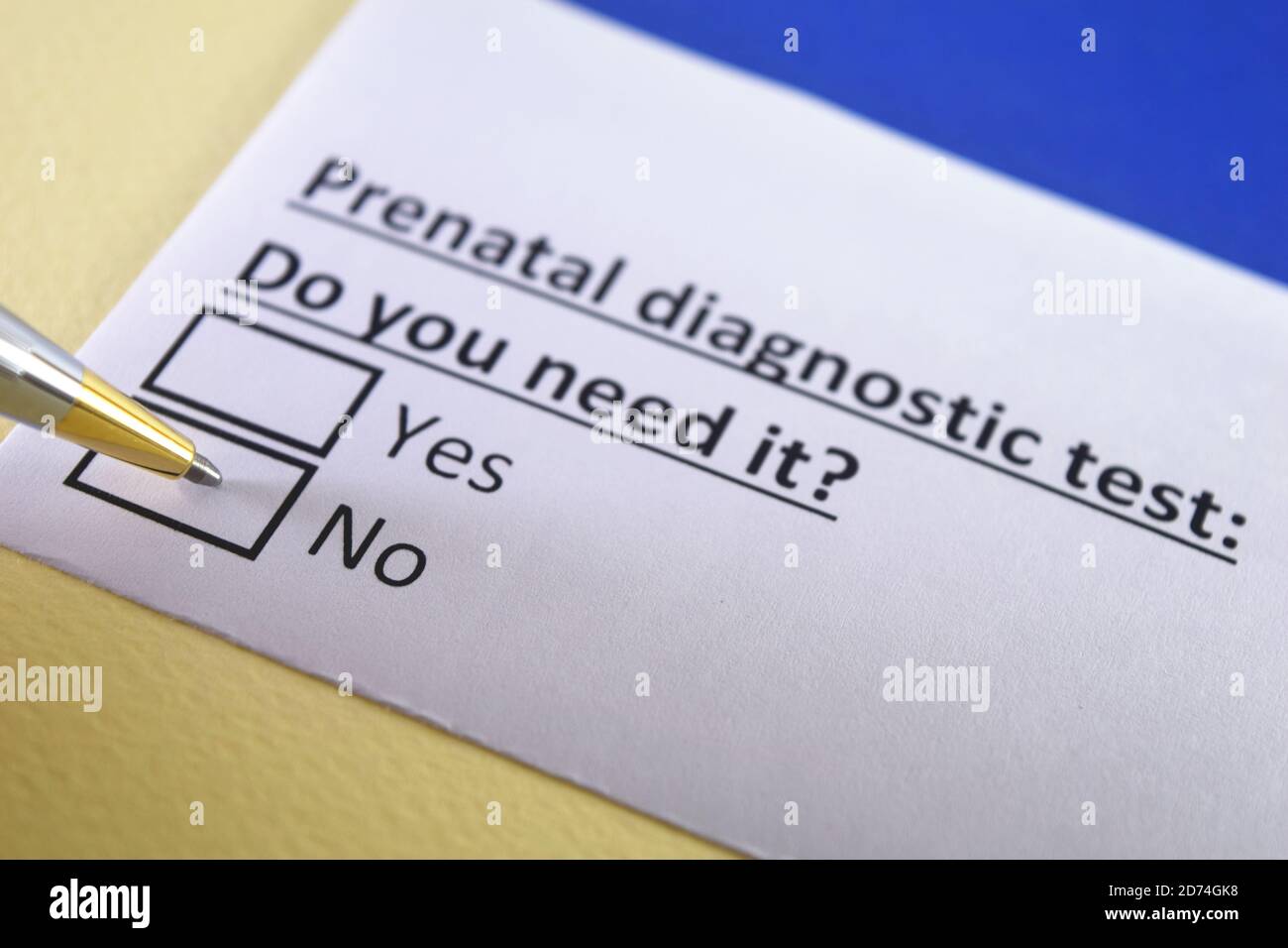Una persona sta rispondendo alla domanda sul test diagnostico prenatale. Foto Stock