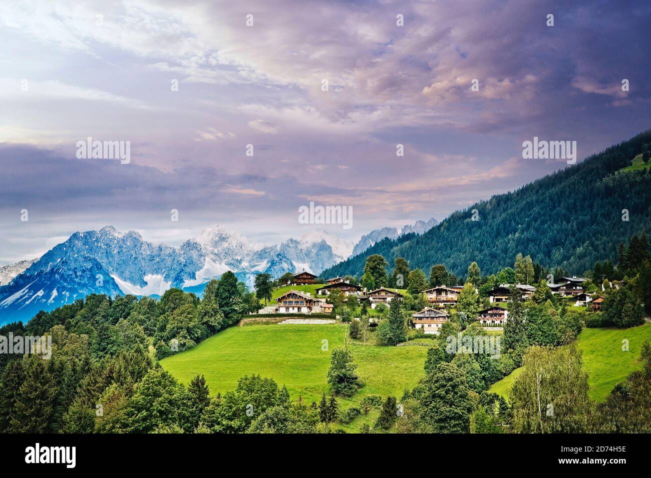 Case sulla collina di montagna sopra Kitzbuhel Austria. Foto Stock