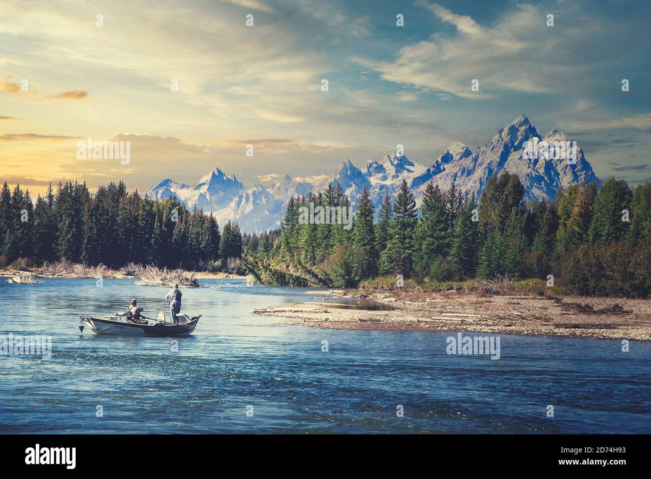 I buoni amici galleggiano pescando sul fiume Snake mentre scorre verso i Grand Tetons in Wyoming. Foto Stock