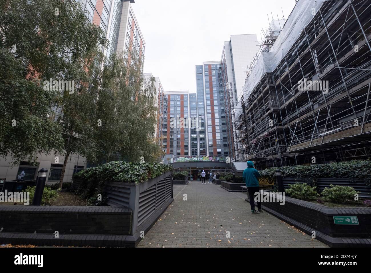 20 ottobre 2020. A circa 700 studenti e non studenti dell'Università di Londra occidentale è stato detto di lasciare gli appartamenti Paragon a Brentford a causa di una revisione completa della sicurezza. L'operatore del sito Notting Hill Genesis ha dichiarato che effettuerà un'indagine completa a causa di problemi strutturali e di sicurezza antincendio. Foto di Ray Tang. Foto Stock