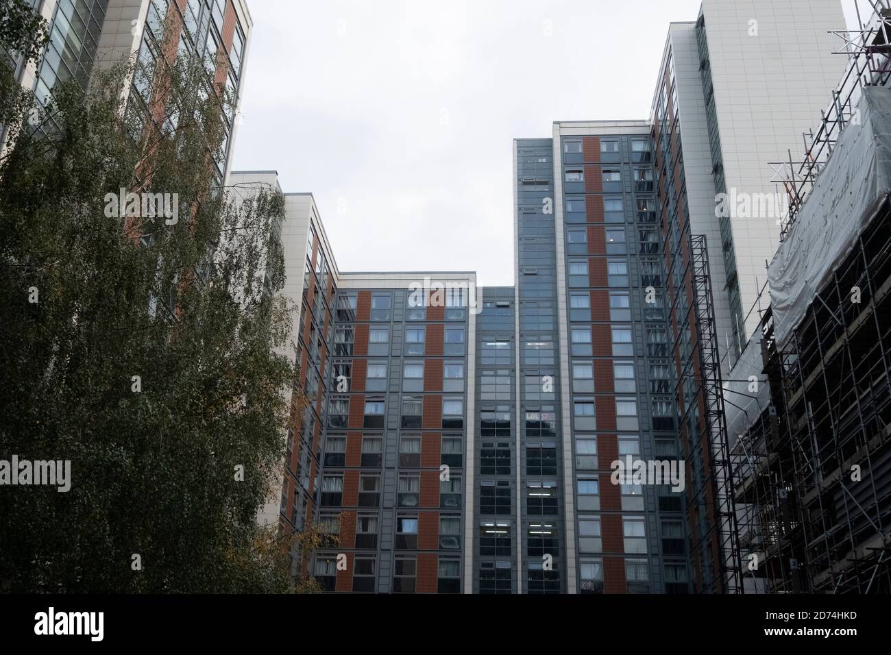 20 ottobre 2020. A circa 700 studenti e non studenti dell'Università di Londra occidentale è stato detto di lasciare gli appartamenti Paragon a Brentford a causa di una revisione completa della sicurezza. L'operatore del sito Notting Hill Genesis ha dichiarato che effettuerà un'indagine completa a causa di problemi strutturali e di sicurezza antincendio. Foto di Ray Tang. Foto Stock