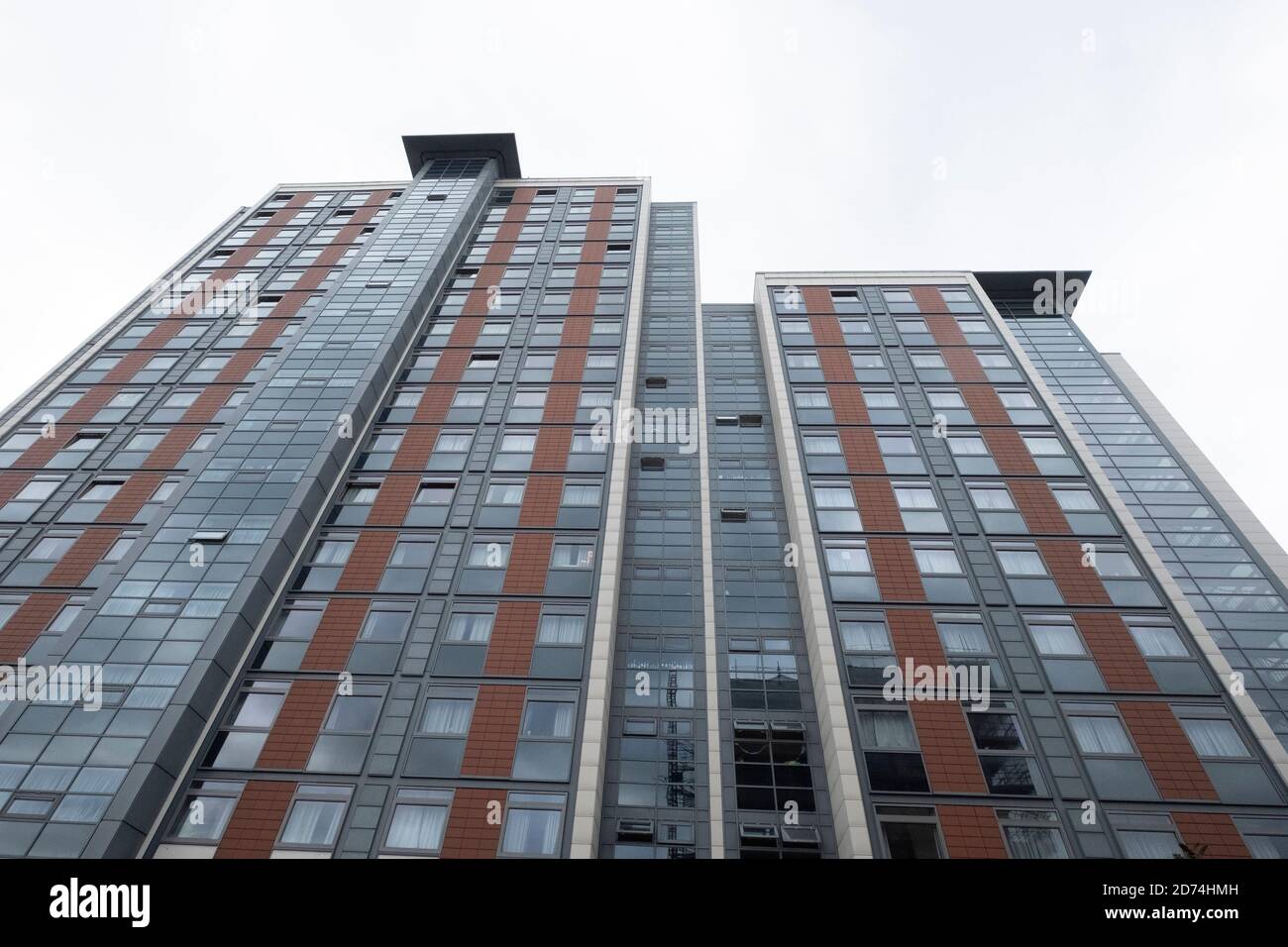 20 ottobre 2020. A circa 700 studenti e non studenti dell'Università di Londra occidentale è stato detto di lasciare gli appartamenti Paragon a Brentford a causa di una revisione completa della sicurezza. L'operatore del sito Notting Hill Genesis ha dichiarato che effettuerà un'indagine completa a causa di problemi strutturali e di sicurezza antincendio. Foto di Ray Tang. Foto Stock