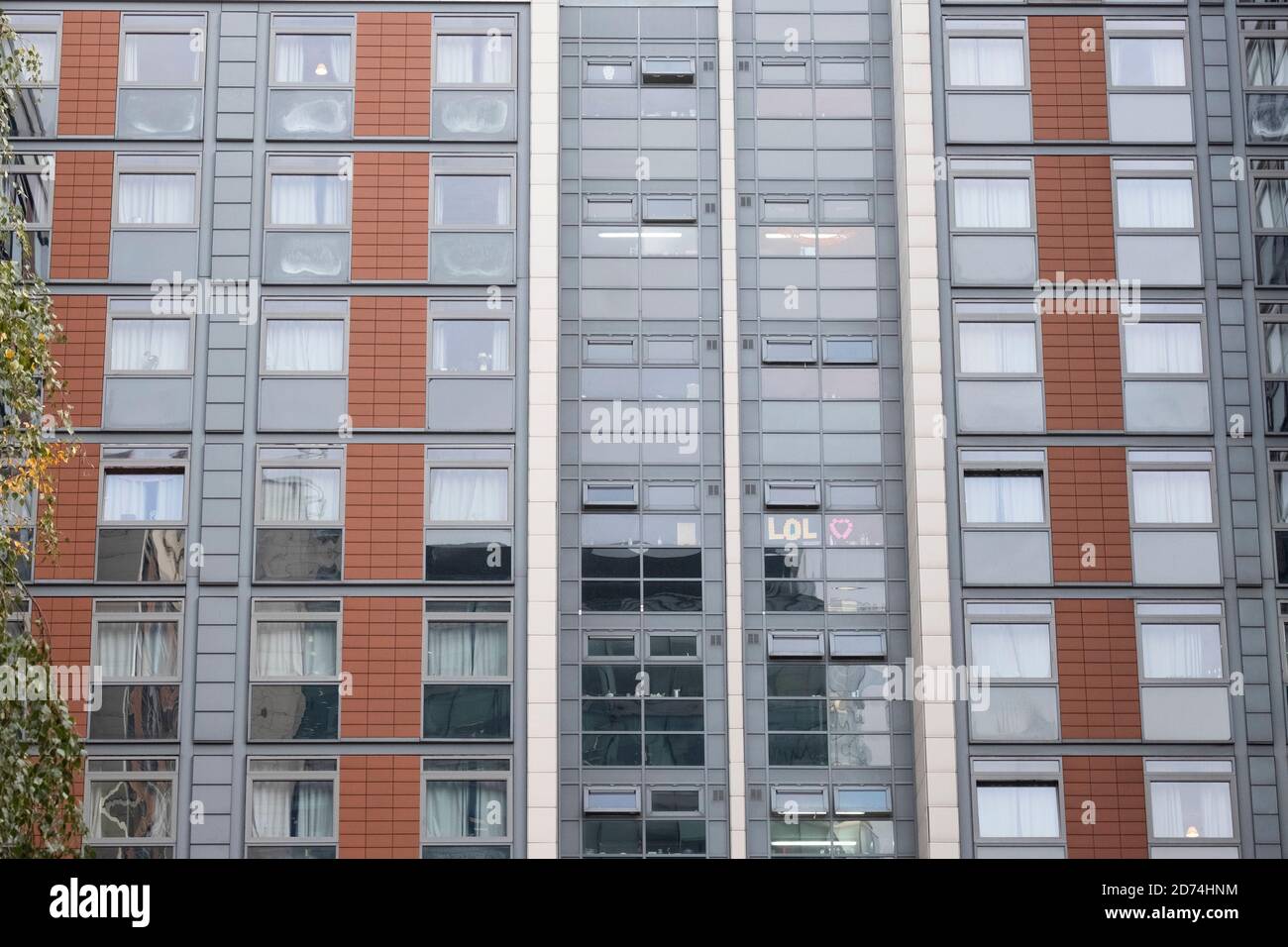 20 ottobre 2020. A circa 700 studenti e non studenti dell'Università di Londra occidentale è stato detto di lasciare gli appartamenti Paragon a Brentford a causa di una revisione completa della sicurezza. L'operatore del sito Notting Hill Genesis ha dichiarato che effettuerà un'indagine completa a causa di problemi strutturali e di sicurezza antincendio. Foto di Ray Tang. Foto Stock