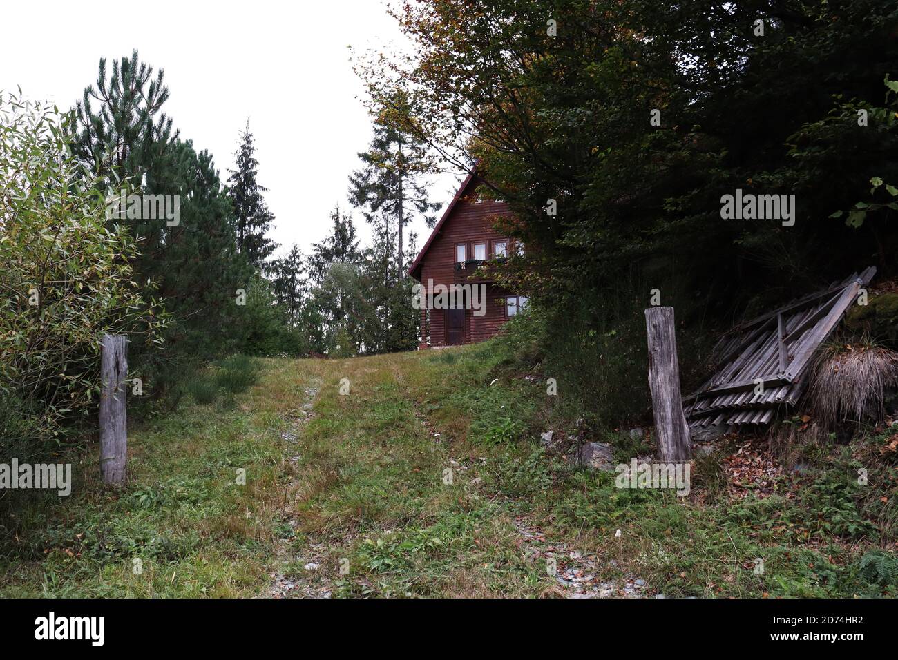 Casa di legno nel mezzo delle montagne Foto Stock