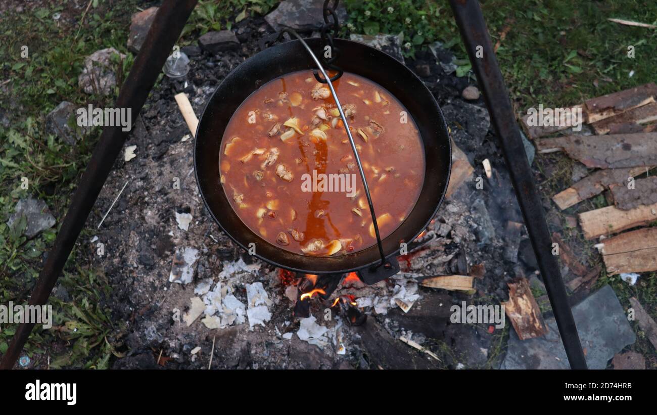 Deliziosa zuppa chiamata bogracs. E' una ricetta ungherese, ma cucinata in Romania, in mezzo alle montagne. Foto Stock