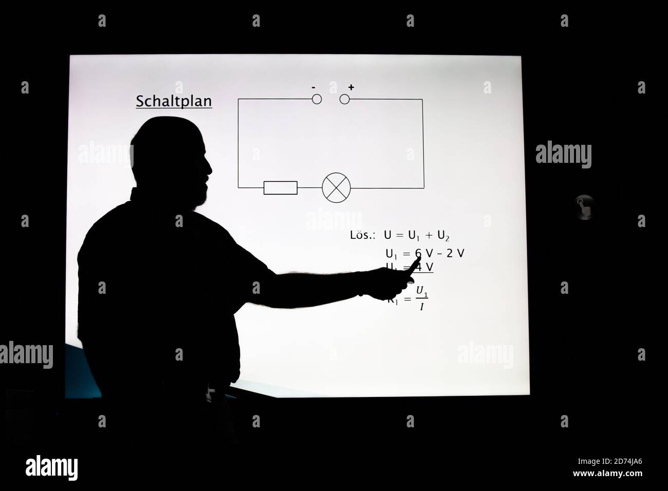 Bannewitz, Germania. 07 ottobre 2020. Un insegnante sta in una lavagna digitale in una classe di una scuola secondaria a Marienschacht a Bannewitz, nei pressi di Dresda, in Sassonia. Sul consiglio di amministrazione, vengono visualizzati i compiti per la fisica del soggetto, che gli studenti devono risolvere. Credit: Daniel Schäfer/dpa-Zentralbild/ZB/dpa/Alamy Live News Foto Stock