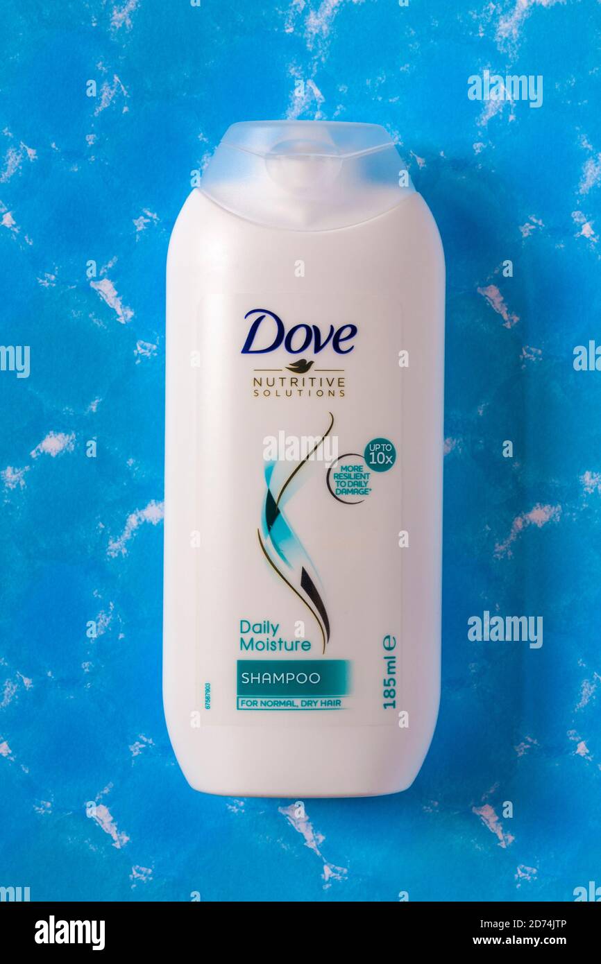 Bottiglia di colomba nutriente soluzioni Daily Moisture Shampoo Set on sfondo con motivi blu Foto Stock