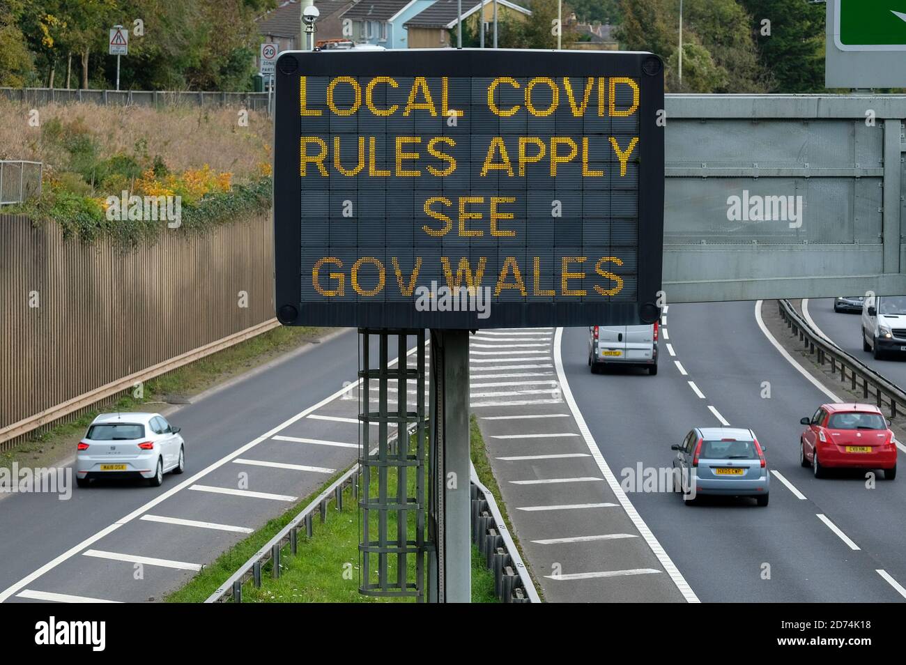 Cardiff, Galles, Regno Unito. 19/10/2020. Il traffico che viaggia verso sud a Cardiff sulla A470 è ricordato delle restrizioni in vigore a causa del Covid 19. Primo min Foto Stock