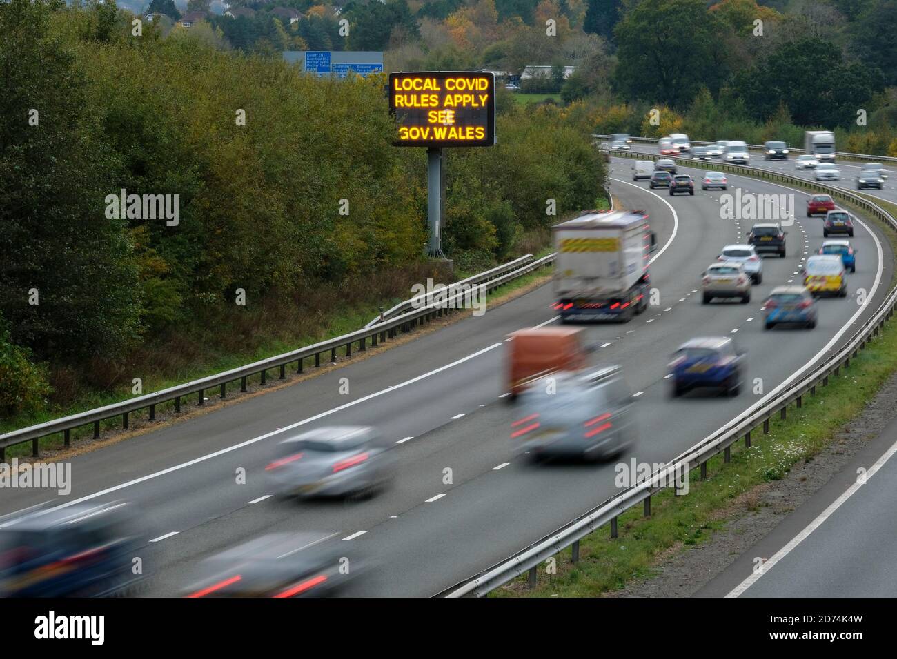 Cardiff, Galles, Regno Unito. 19/10/2020. Il traffico che viaggia verso est a Cardiff e oltre è ricordato alle restrizioni in vigore a causa del Covid 19. Foto Stock