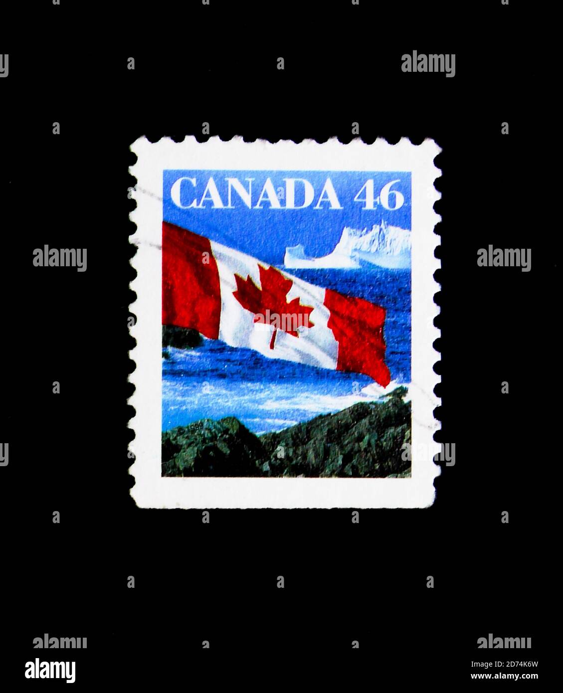 MOSCA, RUSSIA - 24 NOVEMBRE 2017: Un francobollo stampato in Canada mostra bandiera canadese e Iceberg, Definitives serie 1989-2005, circa 1998 Foto Stock