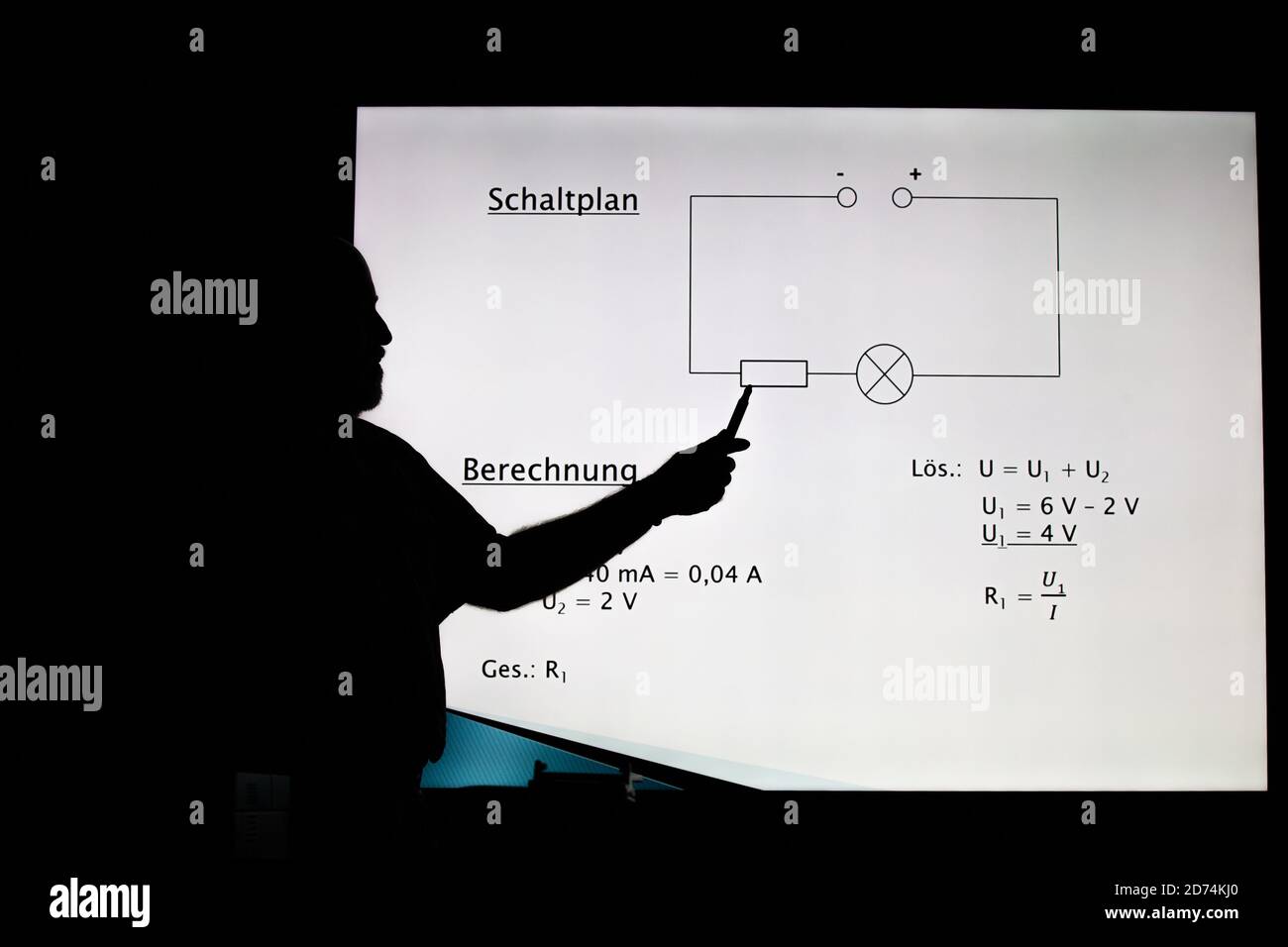 Bannewitz, Germania. 07 ottobre 2020. Un insegnante sta in una lavagna digitale in una classe di una scuola secondaria a Marienschacht a Bannewitz, nei pressi di Dresda, in Sassonia. Sul consiglio di amministrazione, vengono visualizzati i compiti per la fisica del soggetto, che gli studenti devono risolvere. Credit: Daniel Schäfer/dpa-Zentralbild/ZB/dpa/Alamy Live News Foto Stock