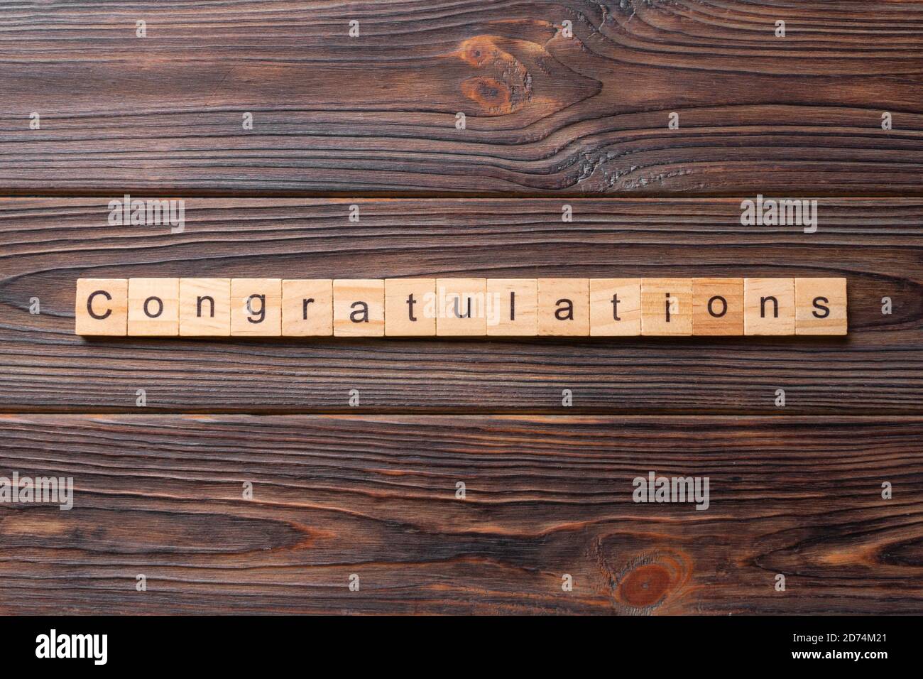 Congratulazioni parola scritta sul blocco di legno. Congratulazioni testo sul tavolo in legno per il desing, concetto. Foto Stock