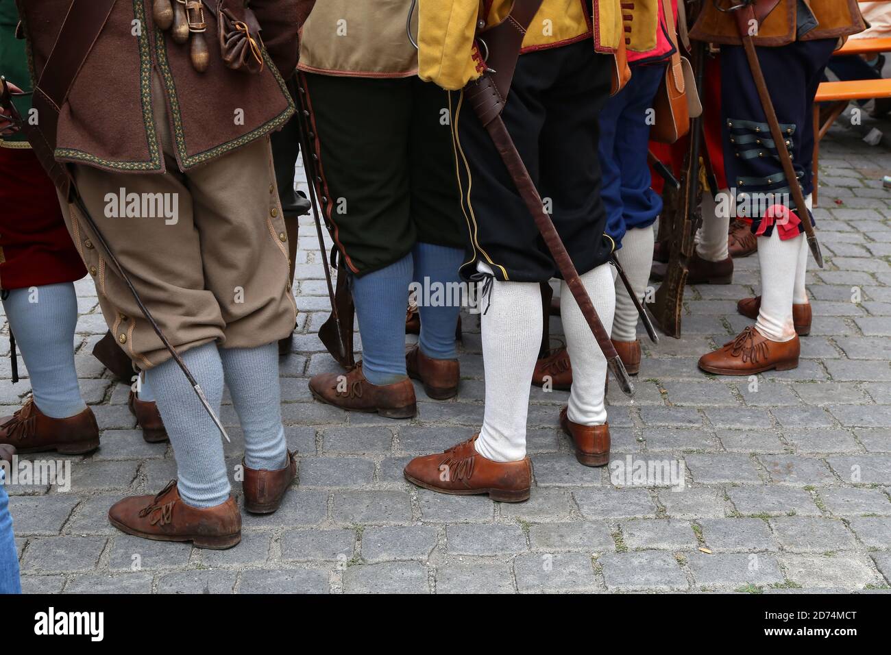 Primo piano di uomini vestiti da moschettieri per una città vacanze Foto Stock