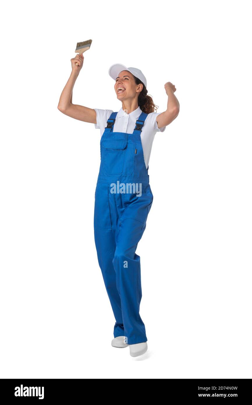 Pittore di casa femminile con pennello con bracci rialzati isolati su sfondo bianco ritratto studio a lunghezza intera Foto Stock