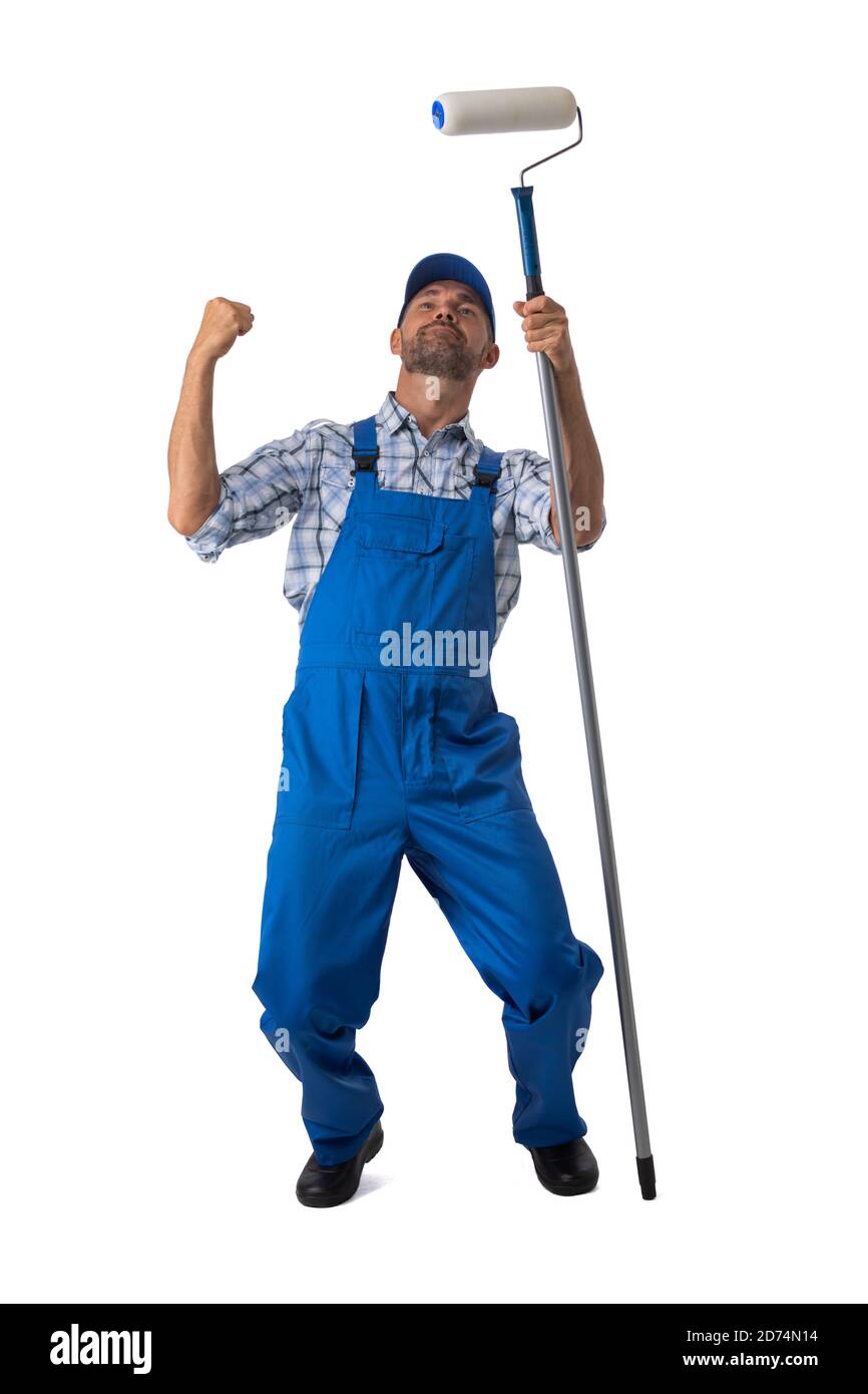 Pittore di casa maschile con pennello a rullo con bracci rialzati isolato su sfondo bianco ritratto studio a lunghezza intera Foto Stock