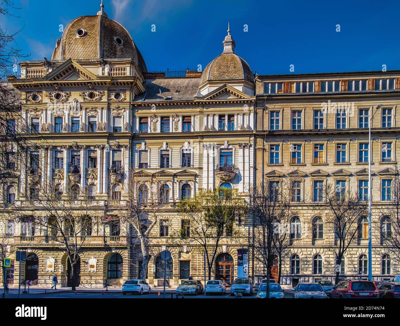 Budapest, Ungheria, marzo 2020, facciata dell'edificio in Báthory 12-13 St Foto Stock