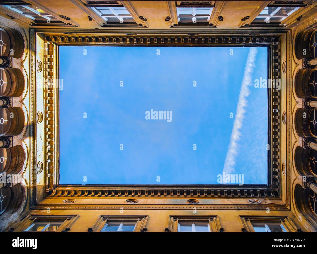 Budapeste, Ungheria, marzo 2020, visto da un cortile, il cielo e la parte superiore di un edificio con scultura architettonica. Foto Stock