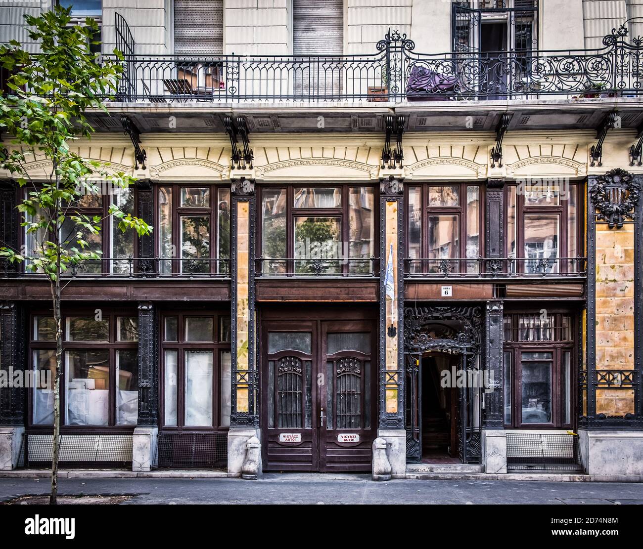 Budapest, Ungheria, agosto 2019, vista della facciata dell'edificio a 6 Hold Utca Foto Stock