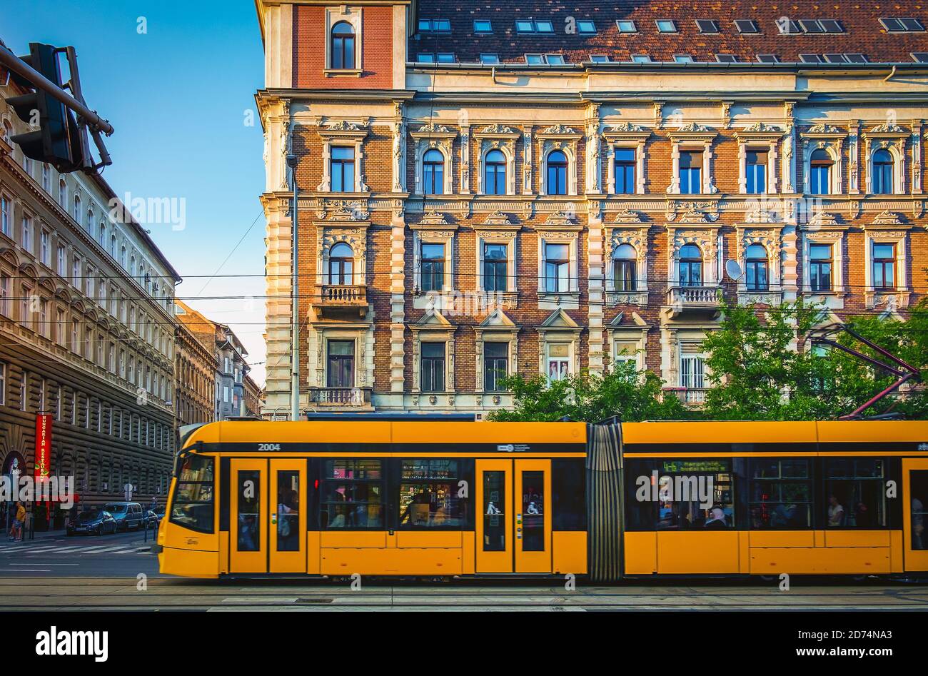 Budapest, Ungheria, agosto 2019, tram giallo che passa attraverso il viale Szent Istvan Foto Stock