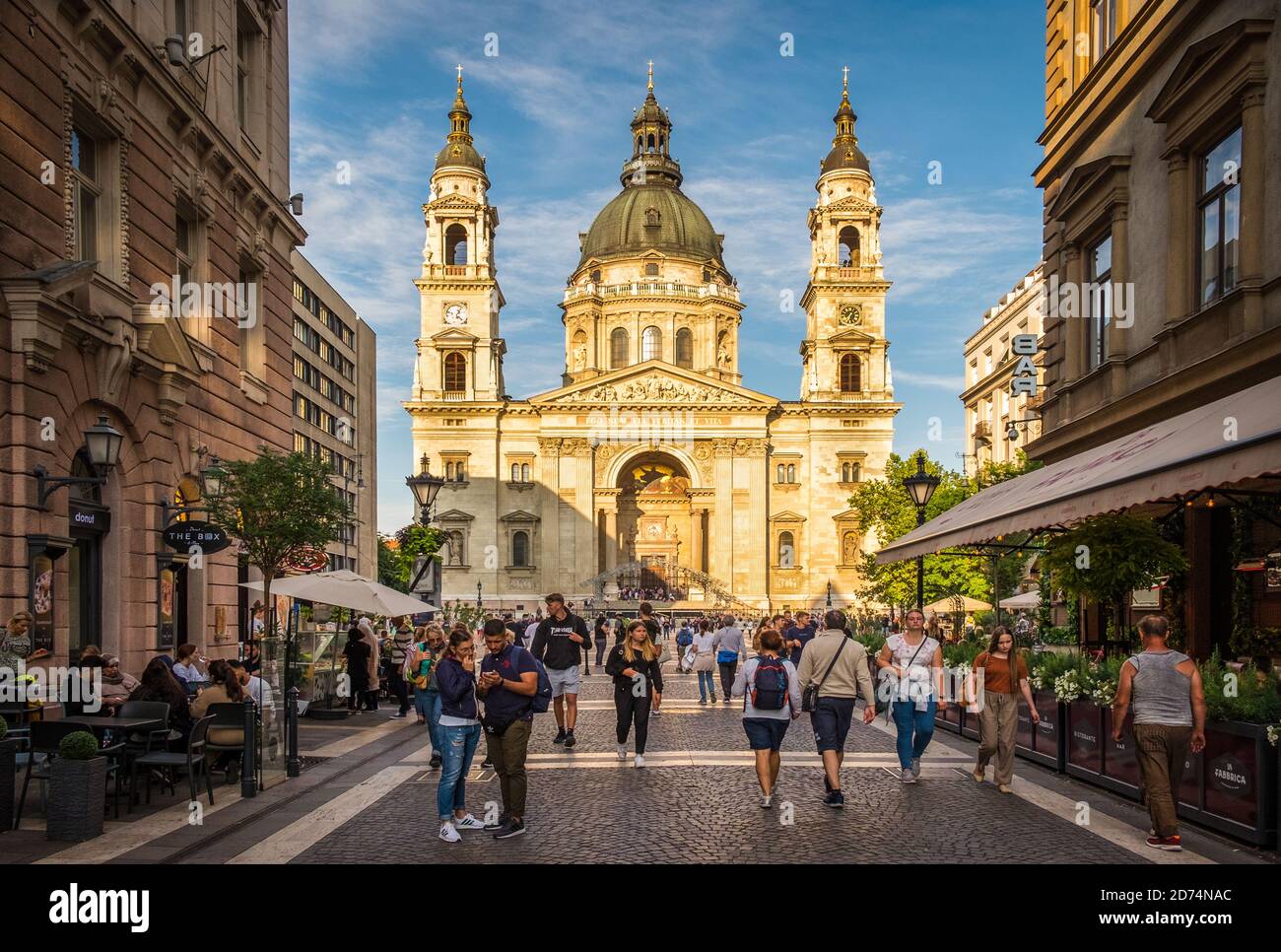 Ungheria, Budapest, 2019 agosto, scena urbana in una strada che conduce alla Basilica di Santo Stefano Foto Stock