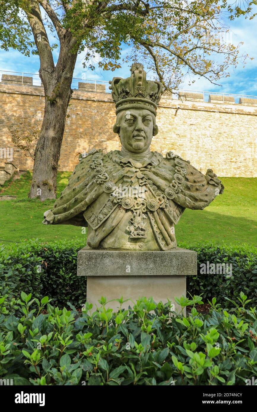 Statua di pietra o busto di re Giorgio III, nei terreni del Castello di Lincoln, Città di Lincoln, Lincolnshire, Inghilterra, Regno Unito Foto Stock