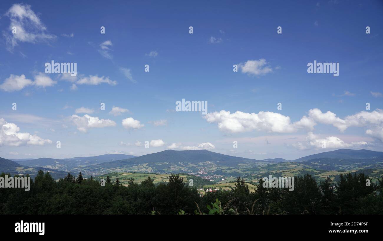 Luglio nei Monti Beskid, vista sulla valle e cime, foresta, cielo e nuvole Foto Stock