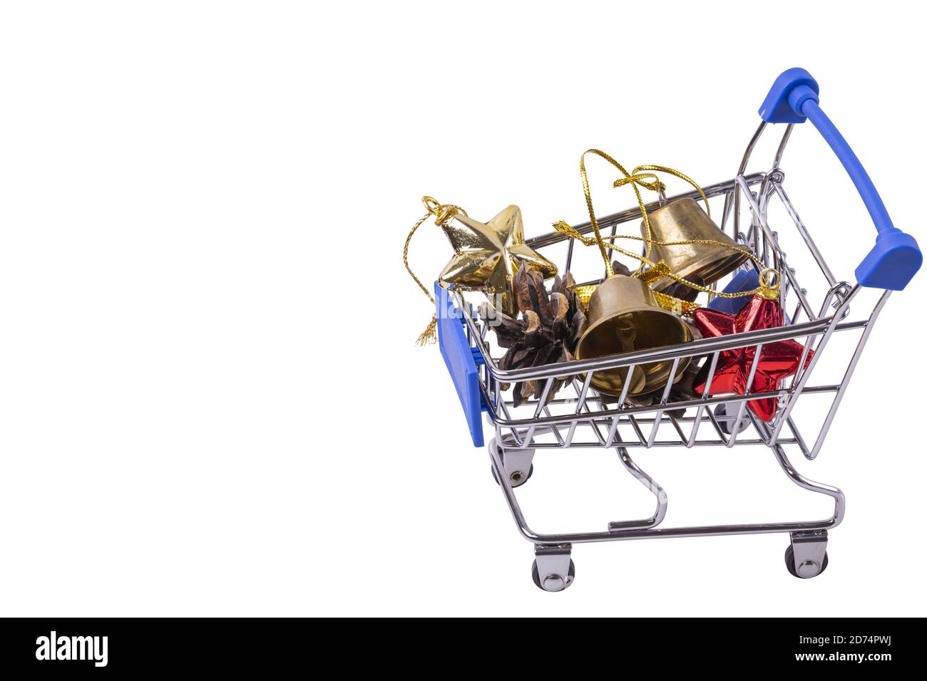 Vista delle colorate decorazioni natalizie nel carrello giocattolo su sfondo bianco. Sfondo di Natale. Foto Stock