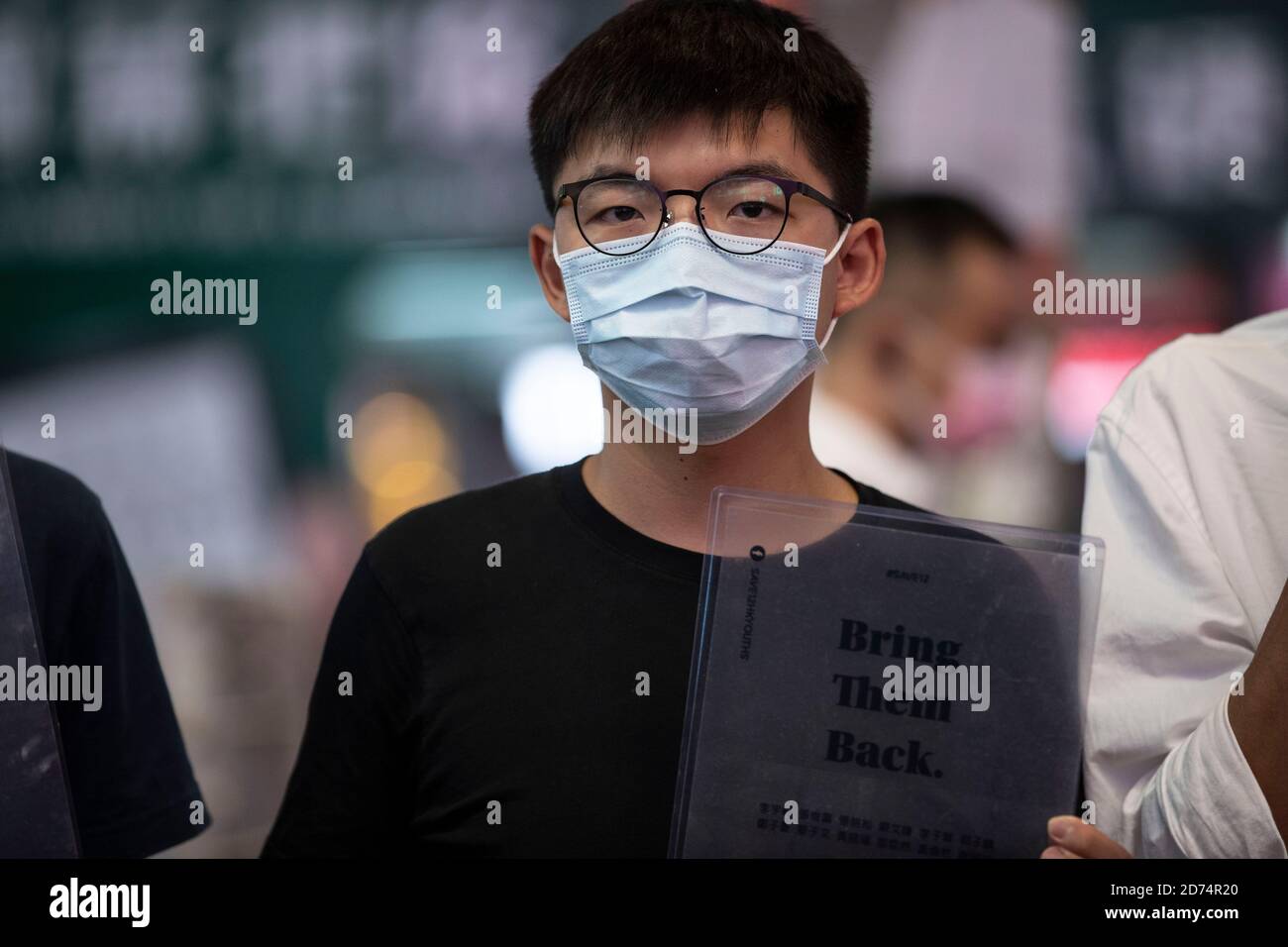 Hong Kong, Cina. 20 Ott 2020. L'attivista pro-democrazia Joshua Wong ha tenuto a Hong Kong il 20 ottobre 2020 le carte trasparenti 'Bring Them Back'. Attivisti pro-democrazia, tra cui Joshua Wong, sono scesi in strada per annunciare un'assemblea online a sostegno dei 12 Hongkongers detenuti nella Cina continentale dopo aver presumibilmente cercato di fuggire a Taiwan nell'agosto 2020 Credit: May James/ZUMA Wire/Alamy Live News Foto Stock