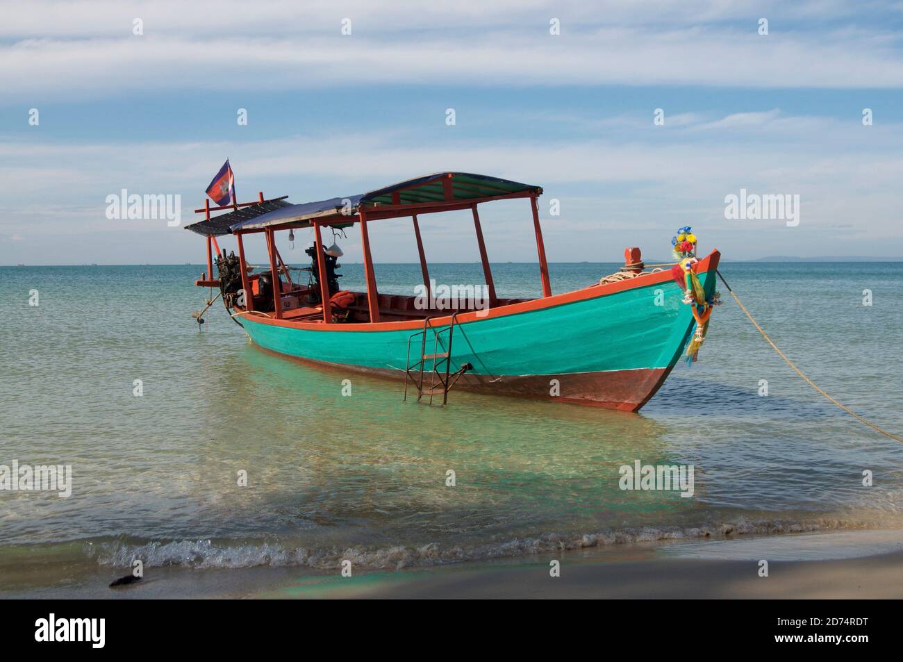 Vista di una tipica barca cambogiana da fiaba ancorata sulla spiaggia di Otres vicino Sihanoukville. Questa barca è utilizzata per il trasferimento turistico dal ma Foto Stock
