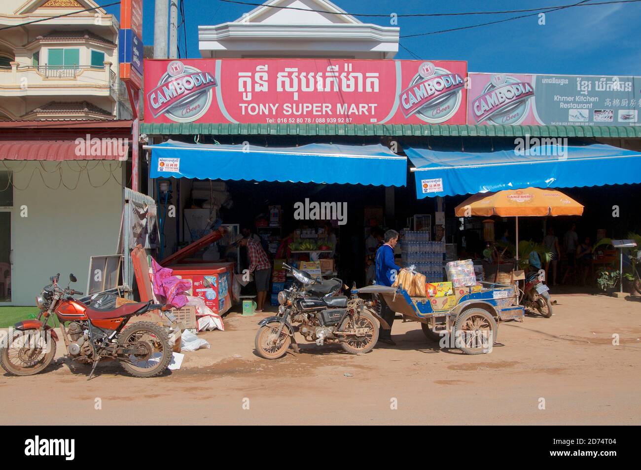 Otres Beach, Sihanoukville, Cambogia - 30 Dicembre 2018 : Vista di un tipico negozio di alimentari cambogiano situato nel villaggio di Otres Beach vicino Sihano Foto Stock