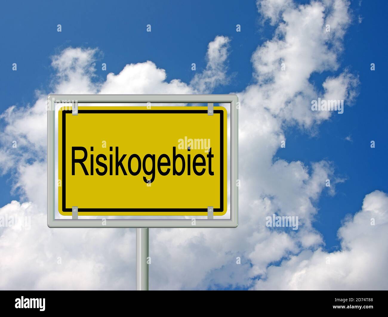Segno del nome della località con la parola 'Risikogebiet', tradotto 'area di rischio' davanti ad un cielo con le nuvole Foto Stock