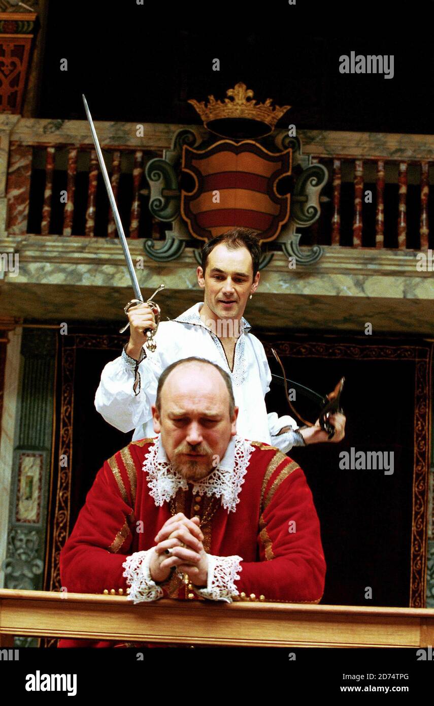 (Fronte) Tim Woodward (Claudius), Mark Rylance (Hamlet) in FRAZIONE di Shakespeare al Globe di Shakespeare, Londra SE1 09/06/2000 Master of Claire & Properties: Jenny Tiramani Master of Music: Claire van Kampen Master of Play: Giles Block Foto Stock