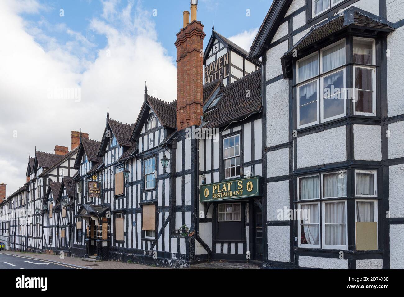 L'imbarco è chiuso dal Raven Hotel a Droitwich Spa, Worcestershire IS un grande edificio a graticcio bianco e nero sara' convertito nelle case Foto Stock