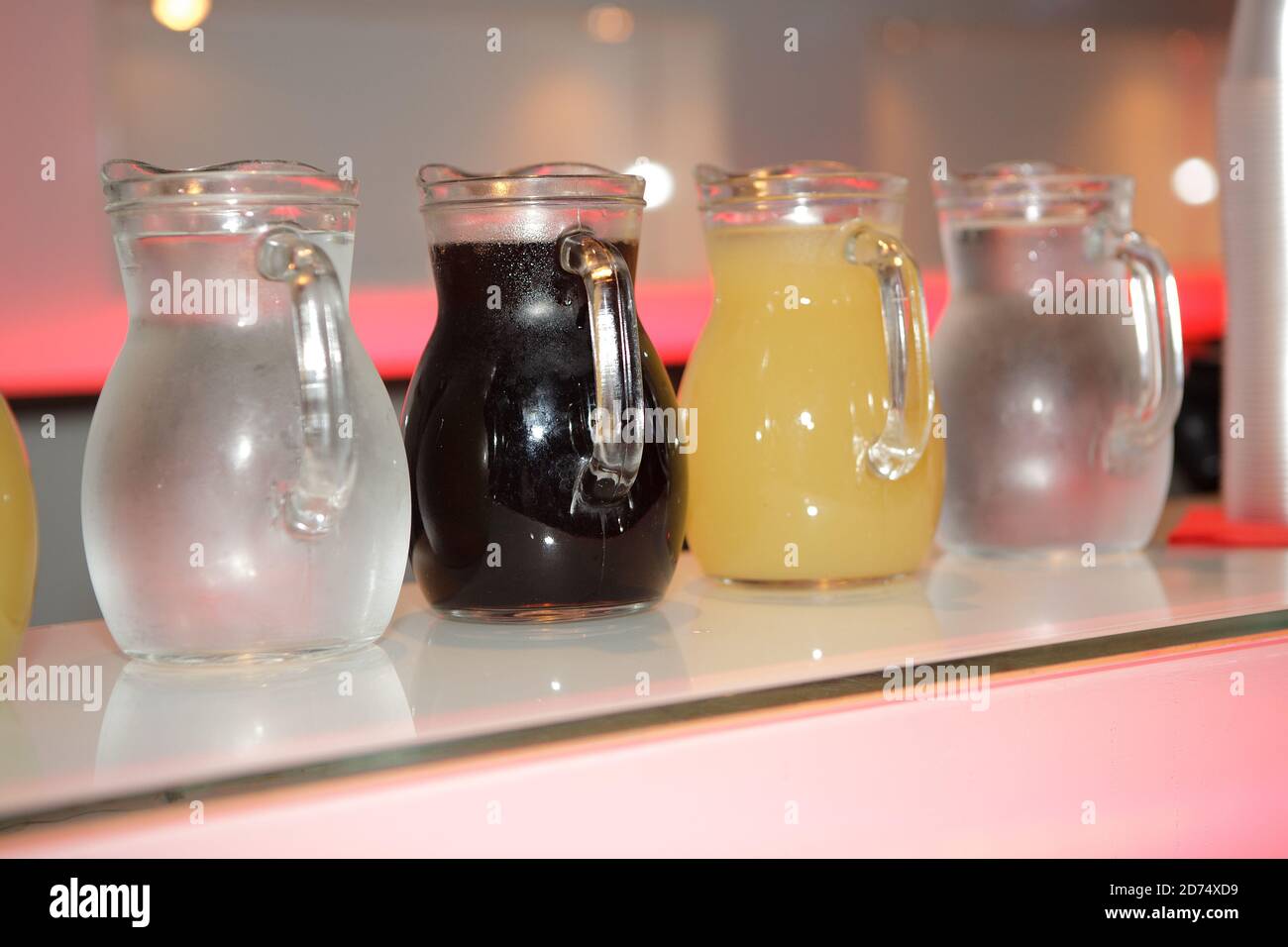 Vari succhi freschi in una caraffa di vetro freddo. Foto Stock