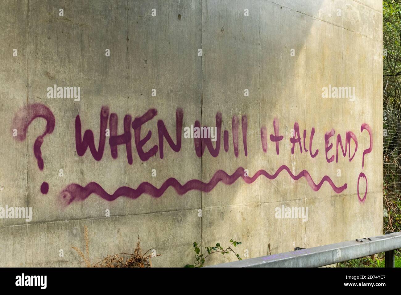 Graffiti chiede quando finirà tutto? Dipinto sotto un ponte in riferimento al coronavirus covid-19 pandemia nel 2020, Regno Unito Foto Stock