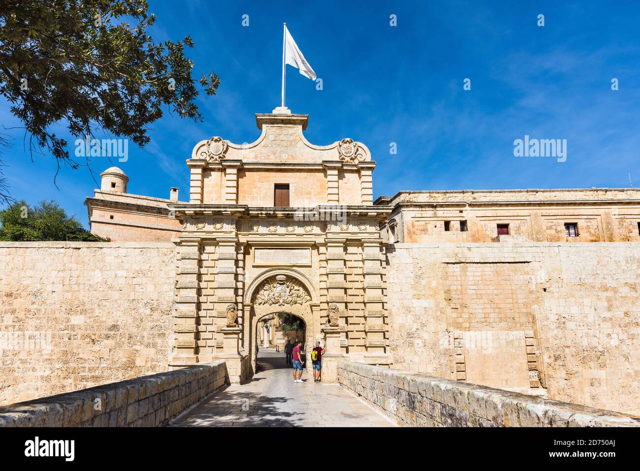 Porta Mdina l'ingresso principale della città fortificata maltese. Conosciuta anche come porta di Vilhena. L'architettura e' in stile barocco. Foto Stock
