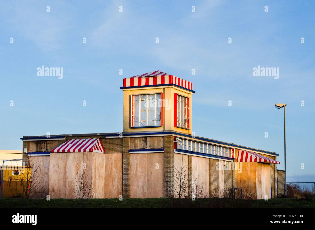 Imbarco su derelict KFC fast food outlet Foto Stock