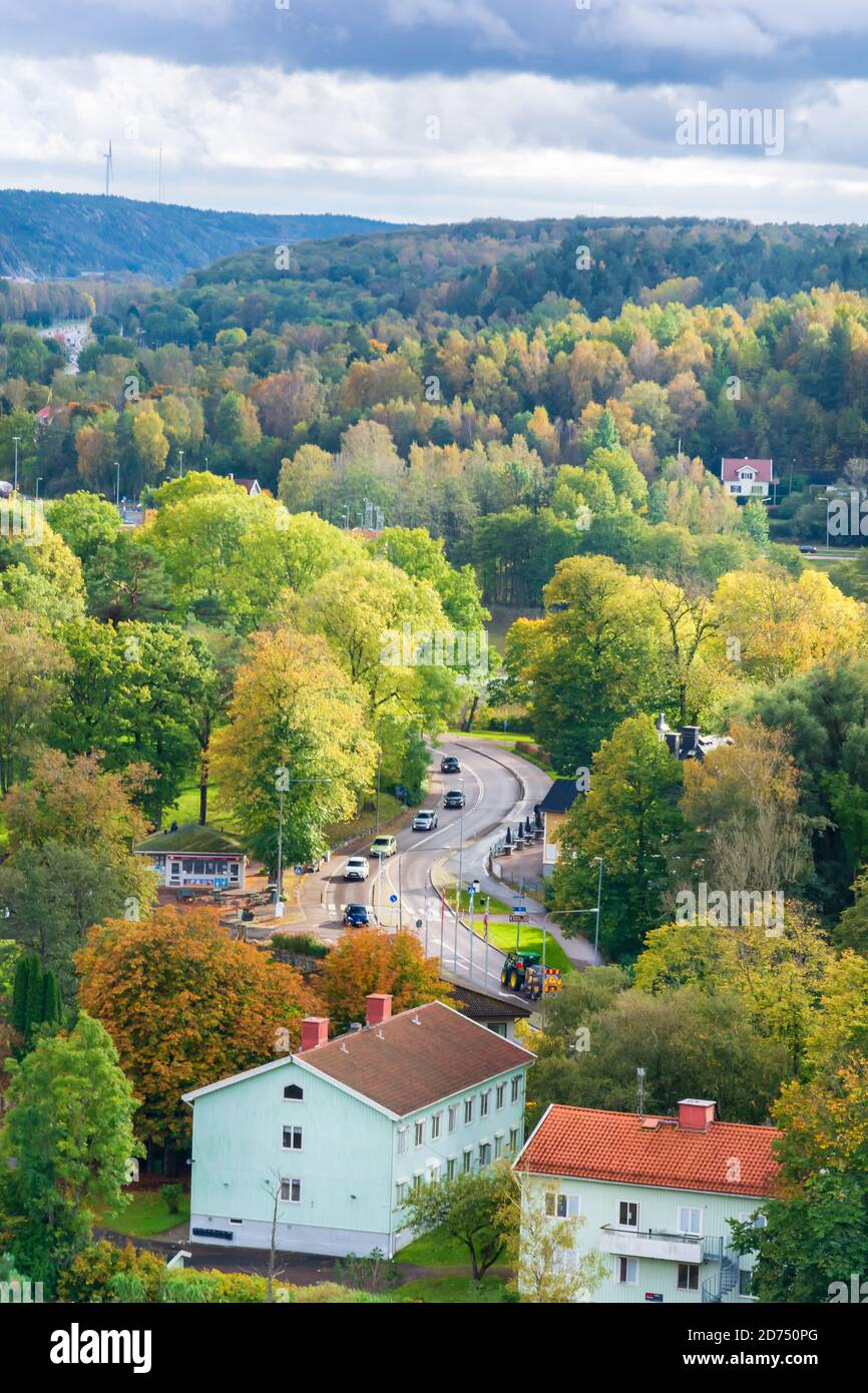 Strada con alberi colorati durante l'autunno svedese. È l'inizio dell'autunno. Kungälv, Svezia Foto Stock