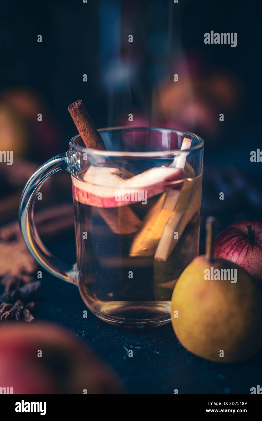 Punch caldo Calvados con cannella e fette di mela Foto Stock