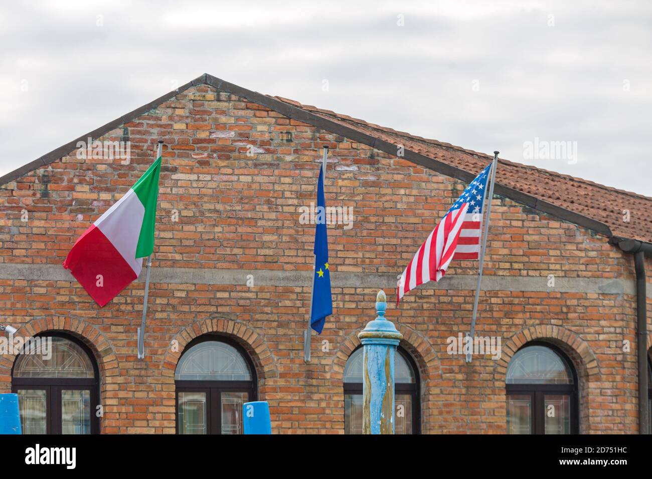 Stati Uniti e UE bandiere italiane in edificio di mattoni Foto Stock