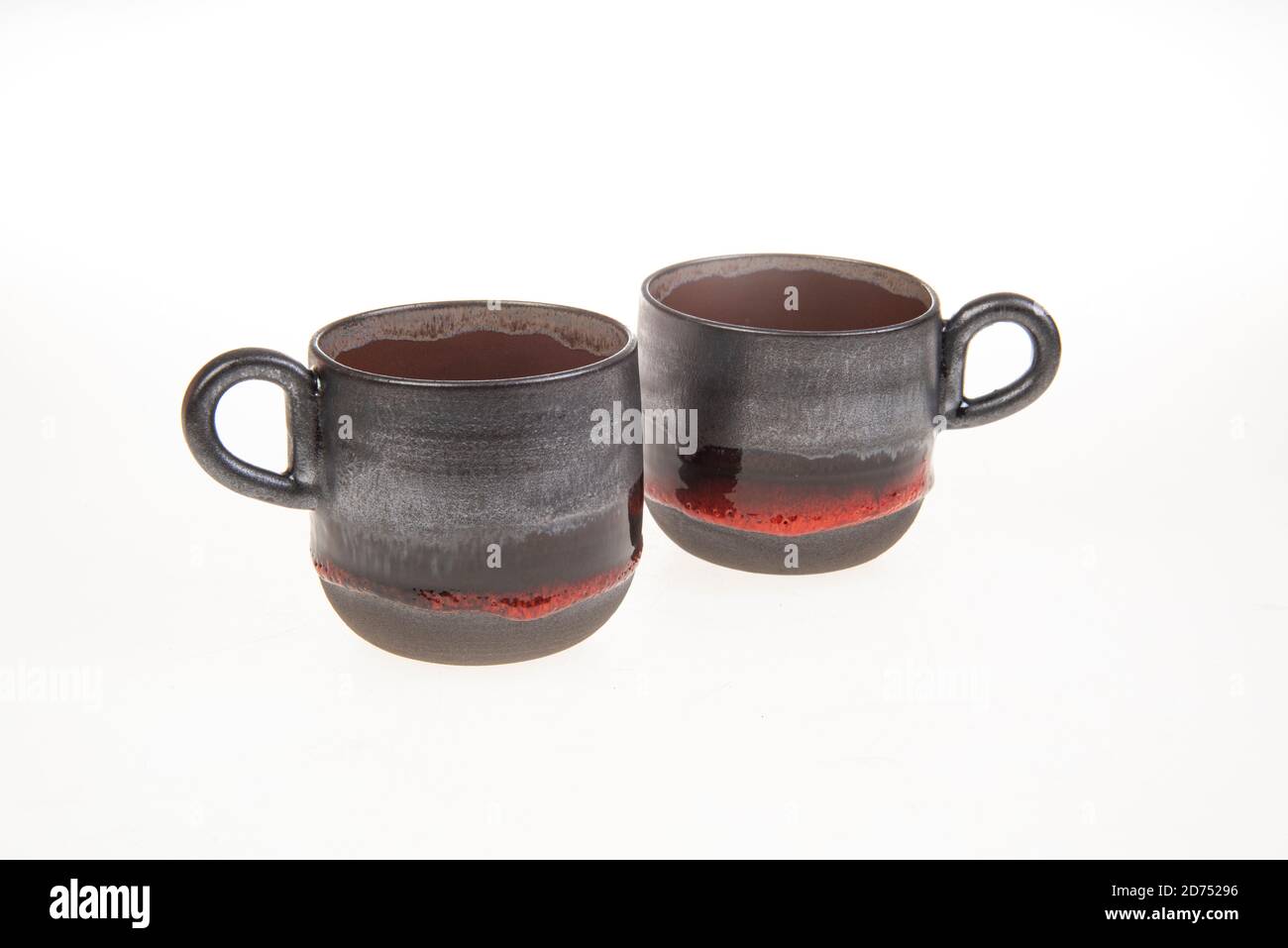 tazze di caffè in porcellana su sfondo bianco isolate Foto Stock