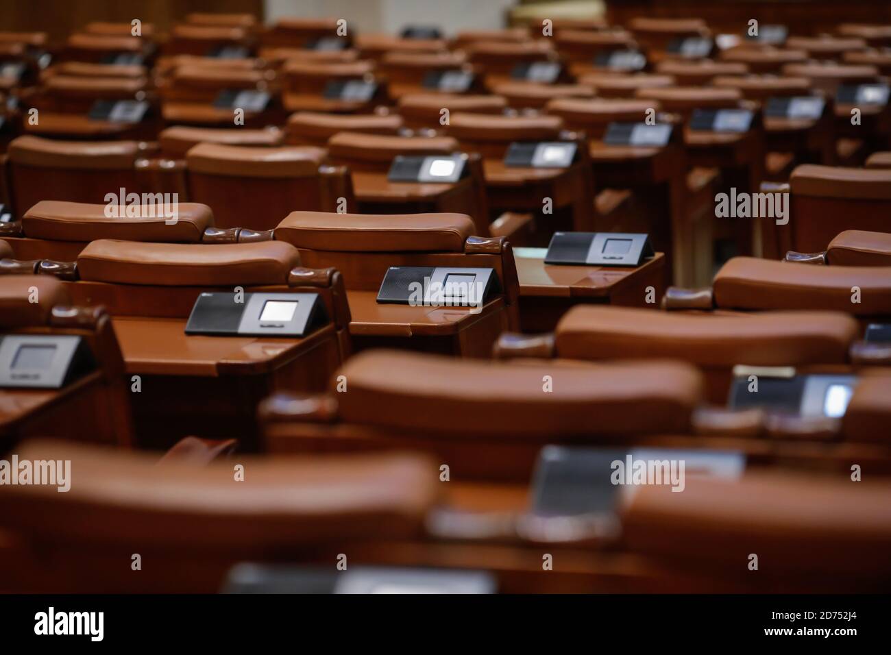 Bucarest, Romania - 20 ottobre 2020: Seggi vuoti nella Camera dei deputati del Parlamento rumeno durante l’epidemia della covid-19. Foto Stock