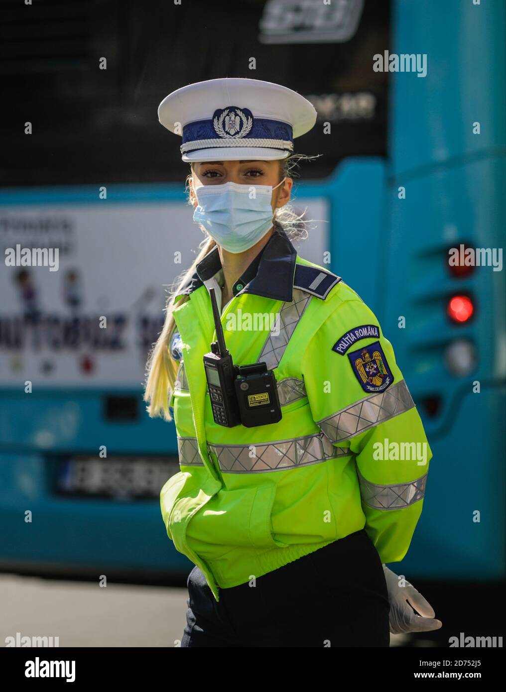 Bucarest, Romania - 18 ottobre 2020: L'ufficiale di polizia femminile tira sopra le automobili nel traffico per controllare se i conducenti rispettano le misure anticovidio. Foto Stock