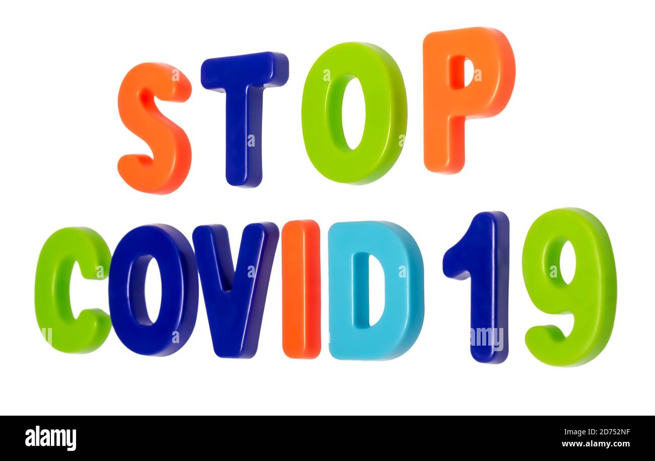 Coronavirus pandemico, testo FERMARE COVID-19 su uno sfondo bianco. Fermare la pandemia globale di coronavirus. COVID-19 è il nuovo nome ufficiale per coronaviru Foto Stock